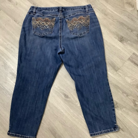 ❤️Lane Bryant Blue Denim Capris Pants Sz 18 Preowned Embellished Back Pockets - Picture 3 of 11